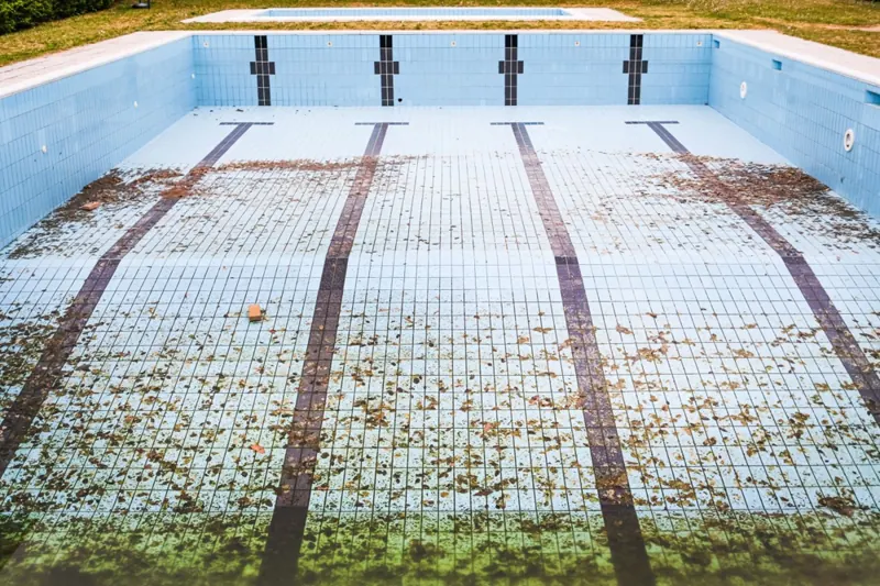 Bassin de piscine vidé, carrelage à nu, prêt pour l'examen